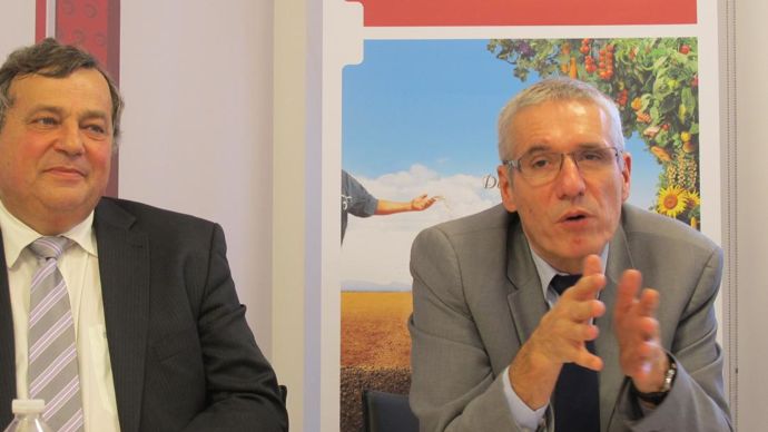 Premier OGM. Jean-Yves Foucault et Daniel Chéron, président et directeur général du groupe Limagrain, ont annoncé l'homologation en novembre sur le sol américain de leur premier trait OGM résistant au glyphosate.R. FOURREAUX