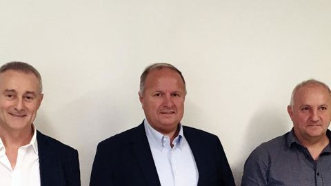Xavier Bernard, président du groupe Bernard, entouré de Christophe et Jean Descréaux, jusque-là président et DG des Ets Descréaux. Xavier Bernard, président du groupe Bernard, entouré de Christophe et Jean Descréaux, jusque-là président et DG des Ets Descréaux.