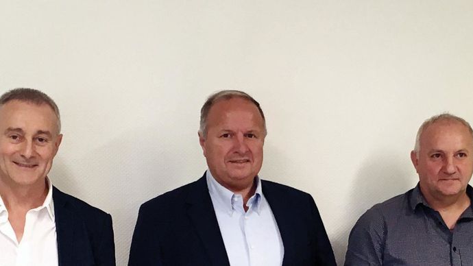 Xavier Bernard, président du groupe Bernard, entouré de Christophe et Jean Descréaux, jusque-là président et DG des Ets Descréaux.