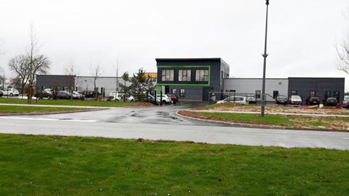 Les nouveaux bureaux de Ternoveo s'étendent sur une surface de 1 260 m2, et sont implantés sur un terrain de 6 000 m2. Les nouveaux bureaux de Ternoveo s'étendent sur une surface de 1 260 m2, et sont implantés sur un terrain de 6 000 m2.