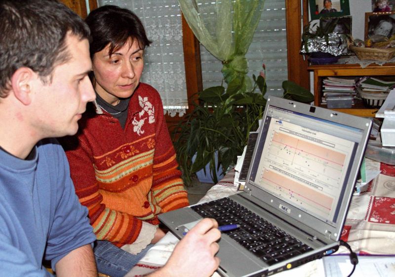 Proposée le plus souvent sur le lait de tank, la mesure de l'urée dans le lait est disponible en Haute-Savoie, vache par vache. Cet outil valorisé graphiquement aide Martine Faivre à améliorer la conduite alimentaire de son troupeau. L'interprétation réalisée par Vincent Picot, d'Élevage Avenir 74, permet de réagir rapidement à un déficit énergétique ou à un excès d'azote.© A.B.