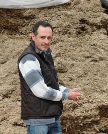 « Vu le manque total de maturité de la plante, récoltée mi-novembre, il n'y a pas eu d'effet cet hiver sur les taux du lait. » « Vu le manque total de maturité de la plante, récoltée mi-novembre, il n'y a pas eu d'effet cet hiver sur les taux du lait. »
