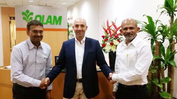 De gauche à droite, Sharad Gupta, senior vice president de Olam Grains, Hubert de Roquefeuil, président exécutif d'InVivo NSA et KC Suresh, directeur général d'Olam International Ltd. De gauche à droite, Sharad Gupta, senior vice president de Olam Grains, Hubert de Roquefeuil, président exécutif d'InVivo NSA et KC Suresh, directeur général d'Olam International Ltd.