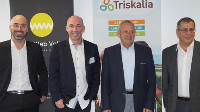 De gauche à droite, Sébastien Le Corfec et Charles Cabillic, cofondateurs de West Web Valley, Georges Galardon, président de Triskalia et Dominique Ciccone, directeur général de Triskalia. De gauche à droite, Sébastien Le Corfec et Charles Cabillic, cofondateurs de West Web Valley, Georges Galardon, président de Triskalia et Dominique Ciccone, directeur général de Triskalia.