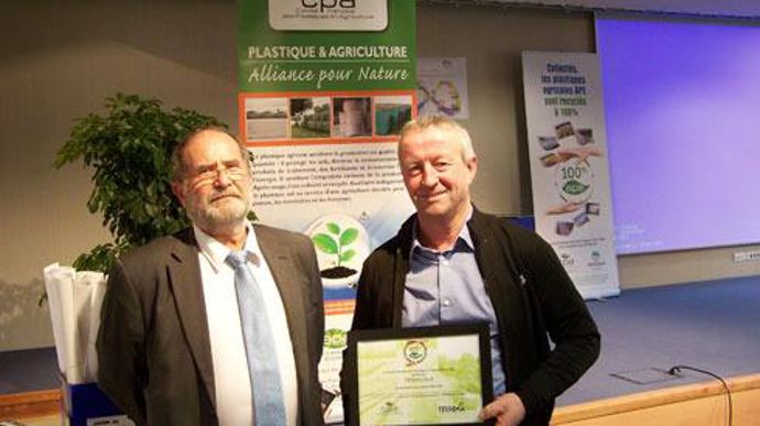 Paul Cammal, président de CPA (à gauche) et Gérard Guilbaud, administrateur Terrena, lors de la remise du certificat au Sival 2016. Pour les entreprises qui, comme Terrena, ont signé la charte 100 % AEP, l'utilisation de films agricoles et la protection de l'environnement sont tout à fait compatibles. © A. MABIRE Paul Cammal, président de CPA (à gauche) et Gérard Guilbaud, administrateur Terrena, lors de la remise du certificat au Sival 2016. Pour les entreprises qui, comme Terrena, ont signé la