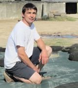 Arnaud Guilbert et son frère, Karl, ont ensilé l'association pois protéagineux + féveroles d'hiver le 15 juin. Ils y ont ajouté un conservateur (bactéries lactiques).© C.H. Arnaud Guilbert et son frère, Karl, ont ensilé l'association pois protéagineux + féveroles d'hiver le 15 juin. Ils y ont ajouté un conservateur (bactéries lactiques).© C.H.