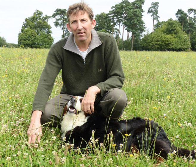 « Je réalise le sursemis avec un semoir électrique à petites graines Delimbe T28, à l'avant du tracteur et une herse à prairie, à l'arrière, réglée de façon agressive. Il est toujours suivi d'un apport de compost réalisé à partir d'un fumier très pailleux, avec un épandeur en poste fixe », explique Christophe Hervy. © J.P.