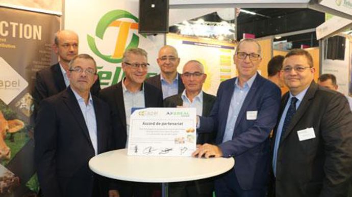 De gauche à droite, au premier plan, Gérard Lavinal, président de la Capel, Michel Pelissier, DG de la Capel, Bruno Bouvat-Martin, vice-président d'Axéréal, Jean-Michel Boussit, directeur d'Axéréal élevage et Gabriel Pecoul, directeur commercial d'Axéréal élevage. © MONIQUE ROQUE MARMEYS­ De gauche à droite, au premier plan, Gérard Lavinal, président de la Capel, Michel Pelissier, DG de la Capel, Bruno Bouvat-Martin, vice-président d'Axéréal, Jean-Michel Boussit, directeur d'Axéréal élevage et G