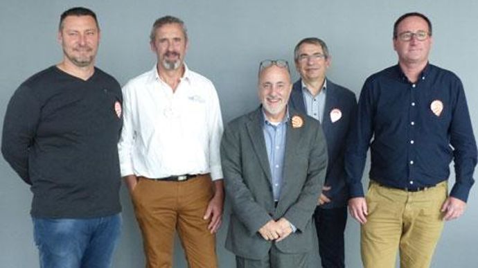 De gauche à droite, William Blanchet, agriculteur, Bruno Estanguet, conseiller agro-environnement chez Val de Gascogne, Thierry Darbin, directeur de be Api, Benoît Dreux, directeur de Défisol services et Laurent Maillard, responsable réseau be Api. © M. COISNE De gauche à droite, William Blanchet, agriculteur, Bruno Estanguet, conseiller agro-environnement chez Val de Gascogne, Thierry Darbin, directeur de be Api, Benoît Dreux, directeur de Défisol services et Laurent Maillard, responsable résea