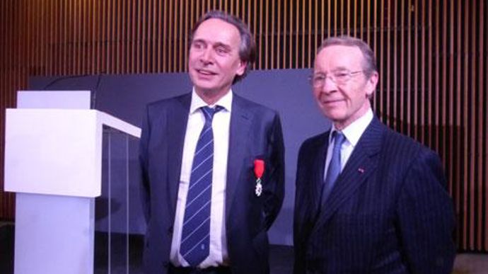 Jean-Michel Soufflet, à gauche, vient de recevoir des mains de Michel Pébereau, président d'honneur de BNP Paribas, l'insigne de chevalier de la Légion d'honneur. © H. LAURANDEL Jean-Michel Soufflet, à gauche, vient de recevoir des mains de Michel Pébereau, président d'honneur de BNP Paribas, l'insigne de chevalier de la Légion d'honneur. © H. LAURANDEL
