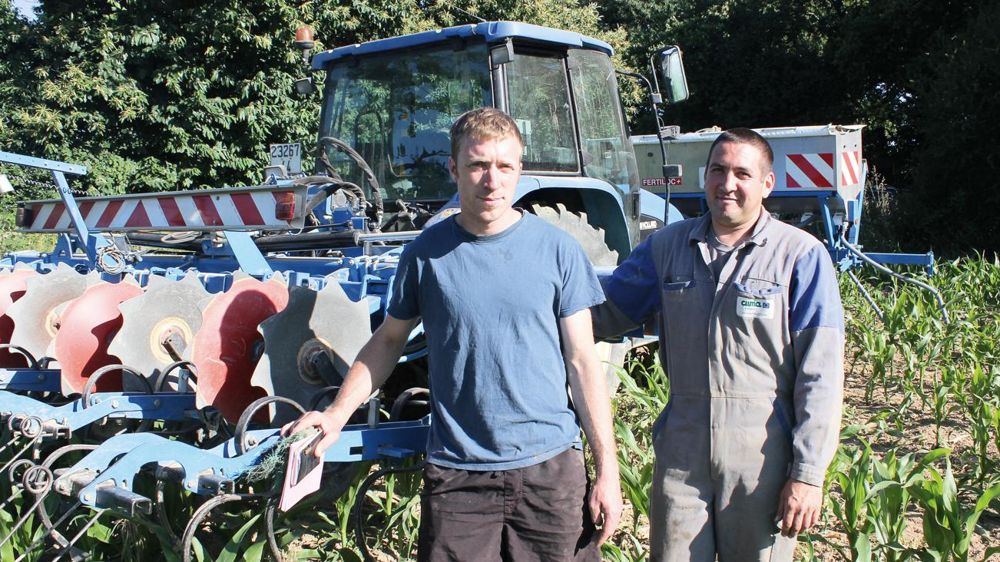 Julien Cadorel (à gauche), avec le chauffeur de la Cuma, a recours au désherbage sur maïs depuis 2009.© D.L. Julien Cadorel (à gauche), avec le chauffeur de la Cuma, a recours au désherbage sur maïs depuis 2009.© D.L.