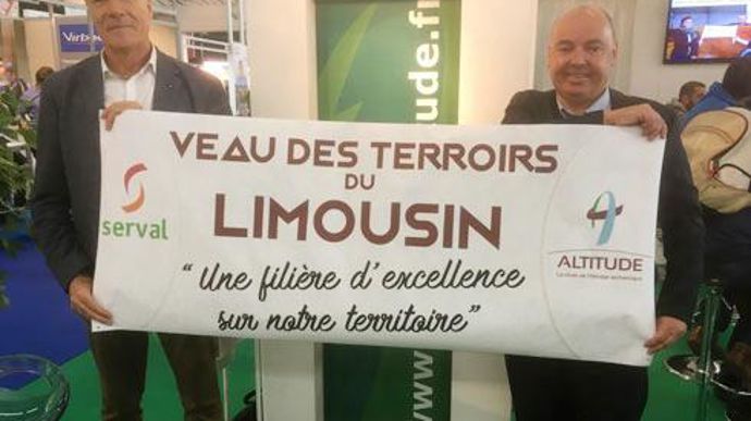 Olivier Voisin, directeur du groupe Altitude (à droite) et Michel Bach, président du directoire de Serval à l'occasion du dernier Sommet de l'élevage à Cournon-d'Auvergne. © MONIQUE ROQUE MARMEYS Olivier Voisin, directeur du groupe Altitude (à droite) et Michel Bach, président du directoire de Serval à l'occasion du dernier Sommet de l'élevage à Cournon-d'Auvergne. © MONIQUE ROQUE MARMEYS