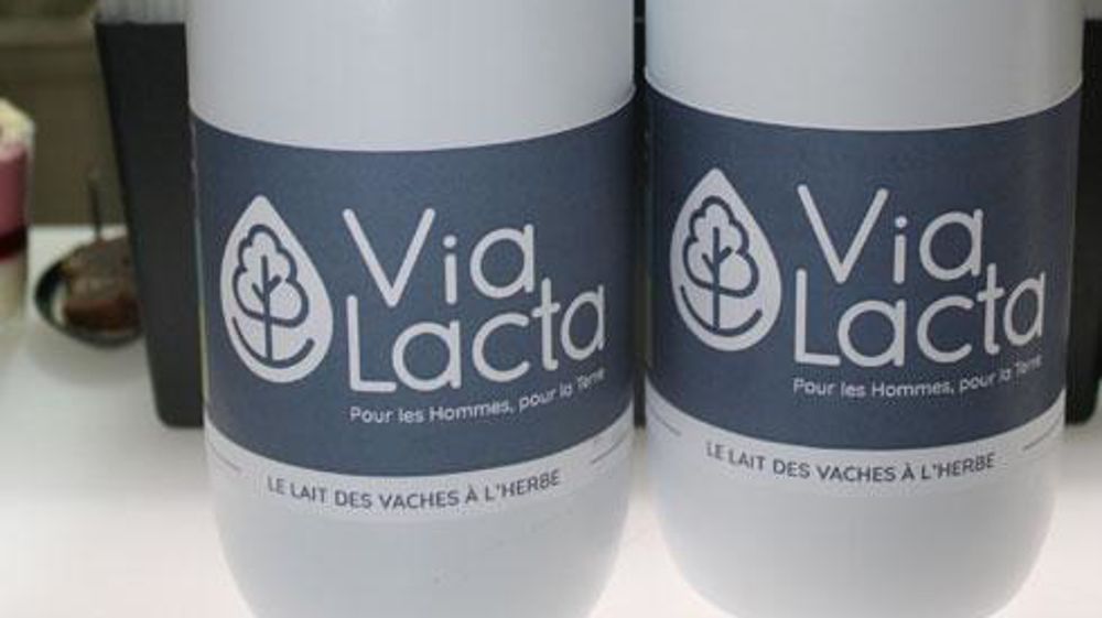 La collecte est destinée essentiellement aux clients industriels de la coopérative. Une faible part sera commercialisée dans des magasins spécialisés en bouteille d'un litre, à la marque Via Lacta. La collecte est destinée essentiellement aux clients industriels de la coopérative. Une faible part sera commercialisée dans des magasins spécialisés en bouteille d'un litre, à la marque Via Lacta.