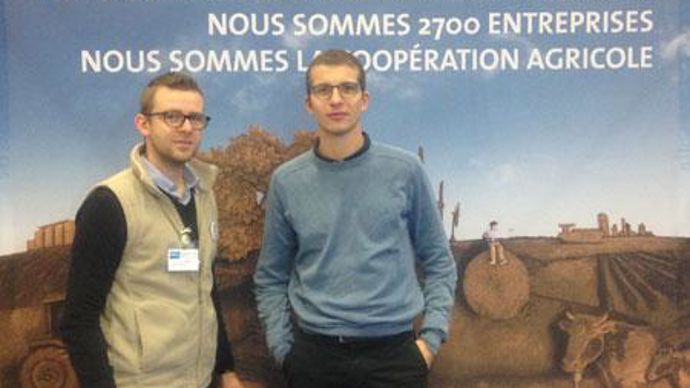 A gauche, Emmanuel Ramfel, chargé de mission Energie à Coop de France, et Mathieu Dufour, responsable développement méthanisation à Triskalia, devant la fresque ornant le stand de Coop de France à Biogaz Europe 2016. A gauche, Emmanuel Ramfel, chargé de mission Energie à Coop de France, et Mathieu Dufour, responsable développement méthanisation à Triskalia, devant la fresque ornant le stand de Coop de France à Biogaz Europe 2016.