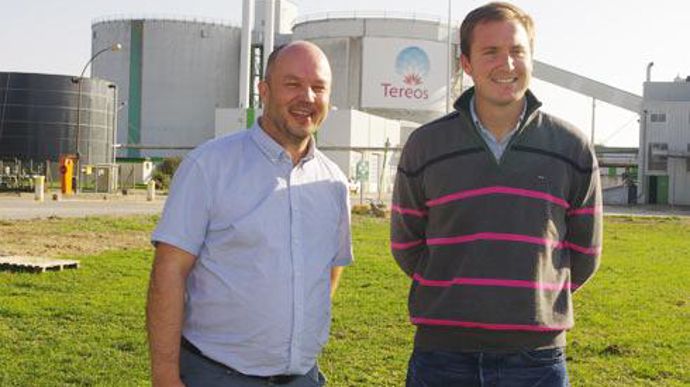 « Avec 500 000 tonnes de pommes de terre transformées, Haussimont représente aujourd'hui plus de 40 % de la production française de fécule », soulignent Beat Pelsy, directeur de la féculerie (à gauche) et Vincent Grégoire, responsable du service agricole. © C. URVOY « Avec 500 000 tonnes de pommes de terre transformées, Haussimont représente aujourd'hui plus de 40 % de la production française de fécule », soulignent Beat Pelsy, directeur de la féculerie (à gauche) et Vincent Grégoire, responsabl