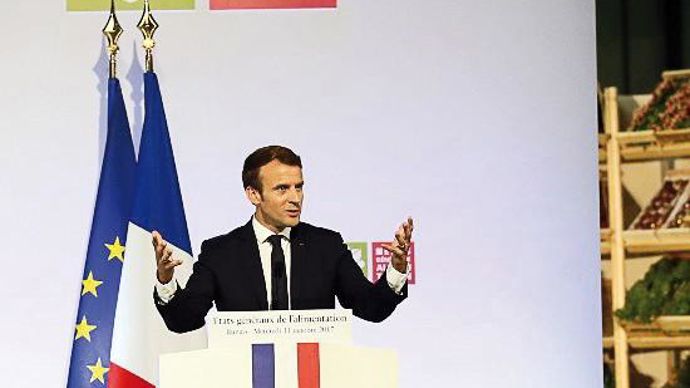 Une nouvelle France agricole. « Nous devons repenser une nouvelle France agricole car le modèle dans lequel nous sommes enferrés n'est plus soutenable. Un budget de 5 milliards d'euros sera alloué pour accompagner chaque filière avec des aides versées directement au maximum aux agriculteurs. Je veux un accompagnement en matière d'investissements simple et rapide », a annoncé Emmanuel Macron, à Rungis.AFP