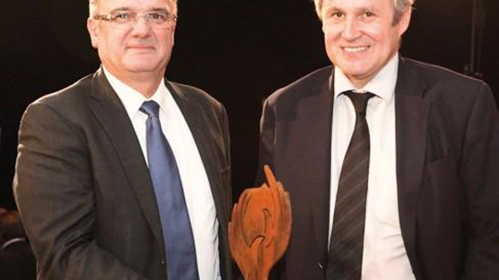 Thierry Blandinières (à droite), DG de Maïsadour, animait sa dernière assemblée générale, aux côtés de Michel Prugue, son président, qui lui a offert une sculpture de l'artiste Louis Lopez. Le groupe garde pour l'instant secret le nom de son successeur.STUDIO ERNEST
