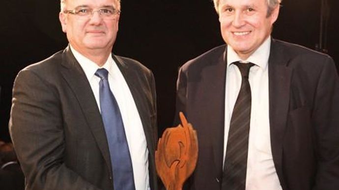 Thierry Blandinières (à droite), DG de Maïsadour, animait sa dernière assemblée générale, aux côtés de Michel Prugue, son président, qui lui a offert une sculpture de l'artiste Louis Lopez. Le groupe garde pour l'instant secret le nom de son successeur.STUDIO ERNEST