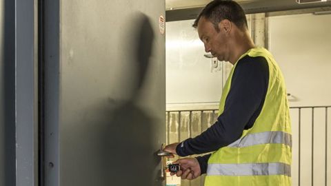 La nouvelle clé Locken transmet l’information au cylindre par une bobine d’induction électromagnétique. Ainsi, aucun courant électrique ne passe entre la clé et le cylindre. © LOCKEN