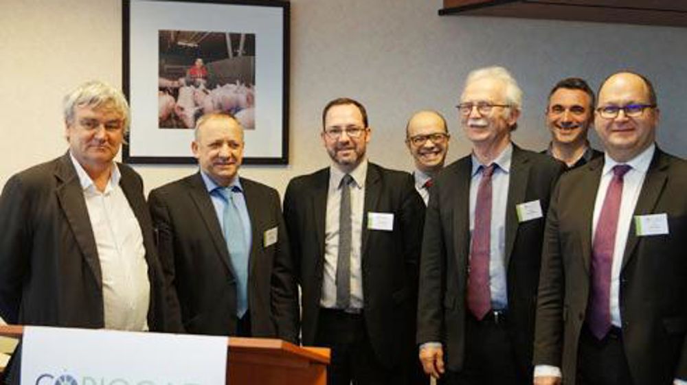 Gilles Petitjean, directeur Ademe Bretagne, Georges Galardon, président de Triskalia, Dominique Ramard, conseiller régional, Marcos Perez-Diaz, DG adjoint production de Direct énergie, Régis de Valence, directeur de la Semaeb, Pascal Blanchard, responsable prestations Agrosolutions de Triskalia et Loïc Rolland, directeur Bretagne de la Caisse des Dépôts. Gilles Petitjean, directeur Ademe Bretagne, Georges Galardon, président de Triskalia, Dominique Ramard, conseiller régional, Marcos Perez-Diaz,