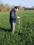 Mesure du rendement : ici le 9 avril dans un RGI x trèfle. L'éleveur envisage une récolte vers le 15 avril. Une première mesure à l'herbomètre a eu lieu le 31 mars pour un rendement estimé à 1,8 t de MS/ha (15,3 cm de hauteur d'herbe). Neuf jours plus tard, la deuxième mesure affiche 2,6 t de MS (18,1 cm). Le technicien a fait 78 relevés dans la parcelle Mesure du rendement : ici le 9 avril dans un RGI x trèfle. L'éleveur envisage une récolte vers le 15 avril. Une première mesure à l'herbomètre a eu lieu le 31 mars pour un rendement estimé à 1,8 t de MS/ha (15,3 cm de hauteur d'herbe). Neuf jours plus tard, la deuxième mesure affiche 2,6 t de MS (18,1 cm). Le technicien a fait 78 relevés dans la parcelle