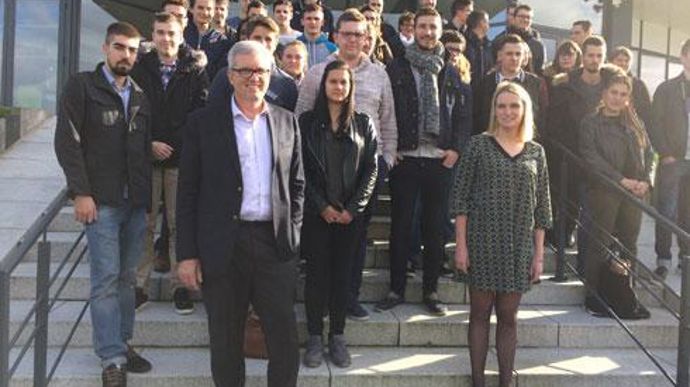 Au premier plan, devant les jeunes alternants accueillis lundi 6 novembre par Triskalia, Frédéric Soudon, DRH, et Marine Kermarrec, adjointe GEPC et en charge de l'alternance. Au premier plan, devant les jeunes alternants accueillis lundi 6 novembre par Triskalia, Frédéric Soudon, DRH, et Marine Kermarrec, adjointe GEPC et en charge de l'alternance.