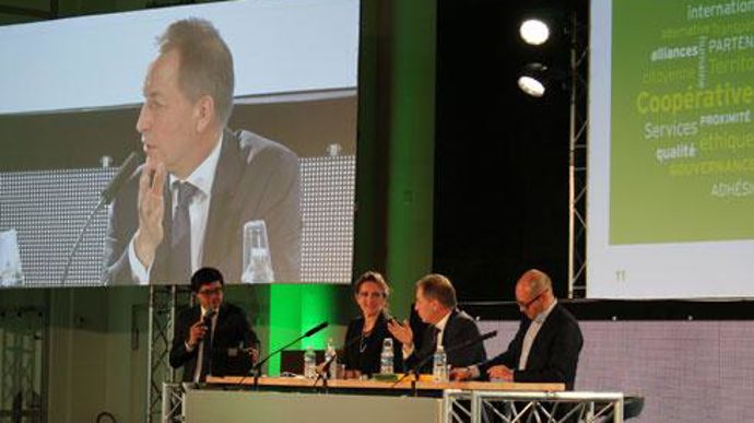 En clôture de l'AG, s'est tenu un débat sur le thème « Coopérative oui, mais au service de qui ? », avec Maryline Filippi, économiste spécialiste des coopératives agricoles françaises, Christian Pèes, président d'Euralis, et Pascal Perri, dirigeant du cabinet de conjoncture PNC. © EURALIS En clôture de l'AG, s'est tenu un débat sur le thème « Coopérative oui, mais au service de qui ? », avec Maryline Filippi, économiste spécialiste des coopératives agricoles françaises, Christian Pèes, président