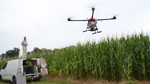 Le drone RDM AG de Reflet du monde est le plus grand drone agricole de France. Il épand 10 kg de semences de couverts sur 1,25 ha en 15 min. © F. JACQUEMOUD