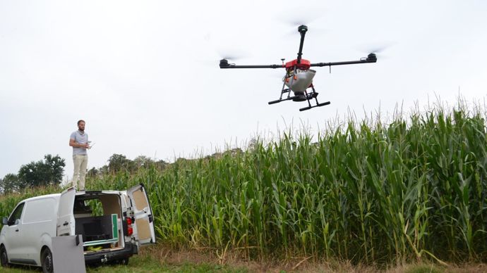 Le drone RDM AG de Reflet du monde est le plus grand drone agricole de France. Il épand 10 kg de semences de couverts sur 1,25 ha en 15 min. © F. JACQUEMOUD