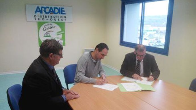 Serge Fargeot, directeur général d'Arcadie Sud-Ouest (à gauche), Jean-Marc Vesy, éleveur et vice-président du groupe Unicor (au centre) et Thierry Brousse, directeur des achats boucherie & volaille du groupe Casino, ont signé un accord de partenariat pour la commercialisation de cinq mille agneaux. © UNICOR Serge Fargeot, directeur général d'Arcadie Sud-Ouest (à gauche), Jean-Marc Vesy, éleveur et vice-président du groupe Unicor (au centre) et Thierry Brousse, directeur des achats boucherie & vo