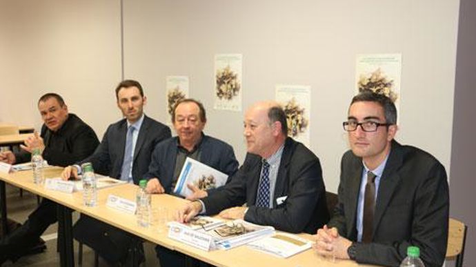 Les deux auteurs du référentiel, Xavier Hollandts (à droite) et Bertrand Valiorgue (2e à partir de la gauche), entourés de Jean de Balathier, Gérard Rodange et Pascal Goux (à gauche), respectivement directeur, président et responsable formation de Coop de France Rhône-Alpes Auvergne. © M. ROQUE MARMEYS­ Les deux auteurs du référentiel, Xavier Hollandts (à droite) et Bertrand Valiorgue (2e à partir de la gauche), entourés de Jean de Balathier, Gérard Rodange et Pascal Goux (à gauche), respectivem
