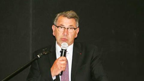 Thierry Lecomte, président du groupe Tereos au cours des assemblées générales des coopératives : « Tereos s'engage à garantir à tous ses coopérateurs, un prix minimum de 25 euros par tonne pour les campagnes 2017 et 2018, avec un objectif de 18 millions de tonnes de betteraves, sur une durée de campagne de 130 jours. » © B. CAILLIEZ Thierry Lecomte, président du groupe Tereos au cours des assemblées générales des coopératives : « Tereos s'engage à garantir à tous ses coopérateurs, un prix minimu