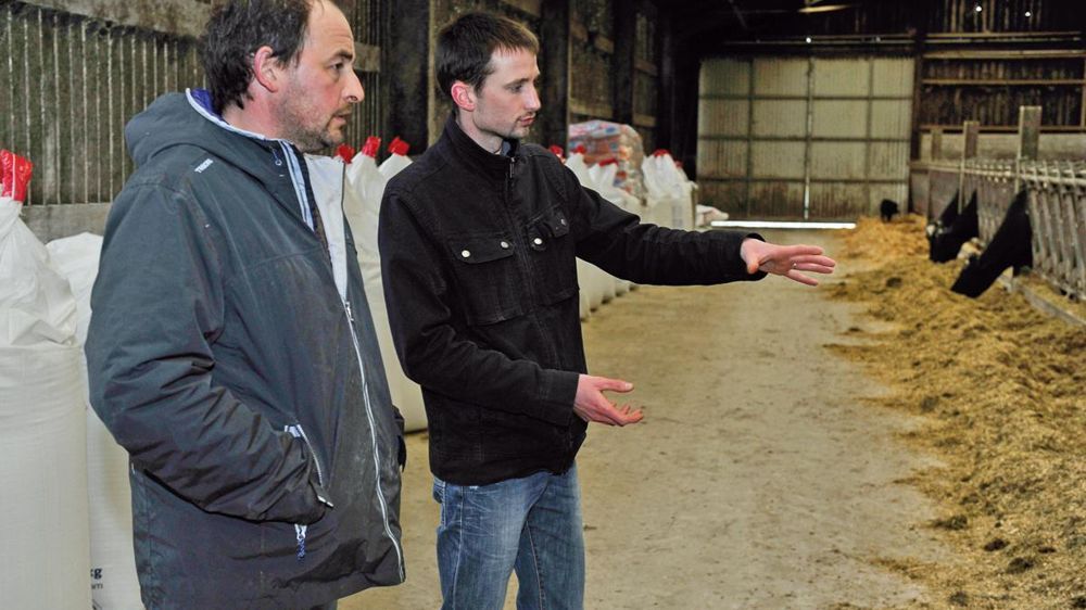 À l'instar de Jean-François Monjot (à g.), de plus en plus d'éleveurs sollicitent un suivi de leur marge brute. Dans ce contexte, Avenir Conseil Élevage, avec ici Alexis Degelcke, propose d'adapter la conduite technique au besoin d'EBE exprimé en début de campagne.© CÉDRIC FAIMALI/GFA