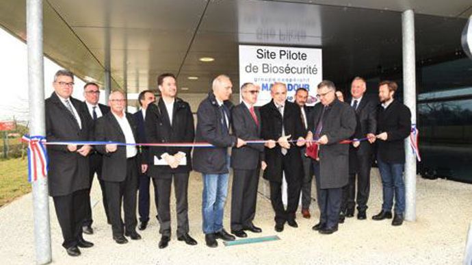 Au premier plan  : Philippe Carré, DG de Maïsadour, Dominique Graciet, président de la chambre d'agriculture de Nouvelle-Aquitaine, Lionel Causse, député, Stéphane Delpeyrat, conseiller régional, Frédéric Périssat, préfet, Eric Ducos, maire de Mugron, Michel Prugue, président de Maïsadour, Boris Vallaud, député. Au premier plan  : Philippe Carré, DG de Maïsadour, Dominique Graciet, président de la chambre d'agriculture de Nouvelle-Aquitaine, Lionel Causse, député, Stéphane Delpeyrat, conseiller 