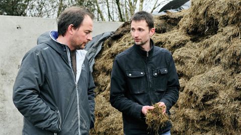 Accompagné par Alexis Degelcke (à droite), Jean-François Monjot a misé sur l'augmentation du rendement des prairies et l'intégration de l'ensilage d'herbe pour améliorer ses performances économiques.© CÉDRICFAIMALI/GFA