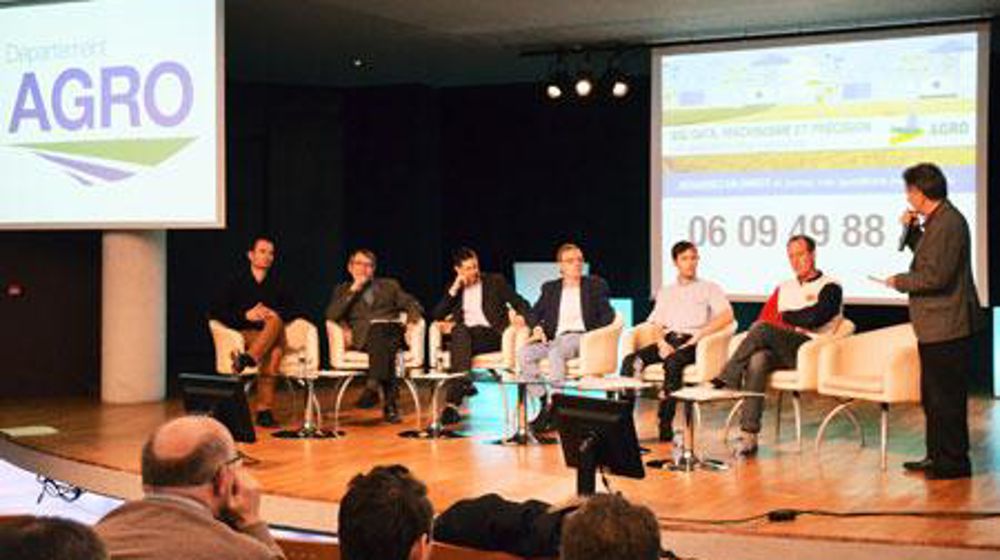 Environ 200 adhérents de la Scael ont assisté à une table ronde, avec Smag, la filiale d'Invivo qui pilote Atland, Défisol qui crée des cartes de sols, Airbus partenaire d'Arvalis pour développer Farmstar, et Tecnoma fabricant de pulvérisateur et de buses. © A. RICHARD Environ 200 adhérents de la Scael ont assisté à une table ronde, avec Smag, la filiale d'Invivo qui pilote Atland, Défisol qui crée des cartes de sols, Airbus partenaire d'Arvalis pour développer Farmstar, et Tecnoma fabricant de 