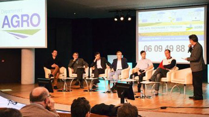 Environ 200 adhérents de la Scael ont assisté à une table ronde, avec Smag, la filiale d'Invivo qui pilote Atland, Défisol qui crée des cartes de sols, Airbus partenaire d'Arvalis pour développer Farmstar, et Tecnoma fabricant de pulvérisateur et de buses. © A. RICHARD Environ 200 adhérents de la Scael ont assisté à une table ronde, avec Smag, la filiale d'Invivo qui pilote Atland, Défisol qui crée des cartes de sols, Airbus partenaire d'Arvalis pour développer Farmstar, et Tecnoma fabricant de 