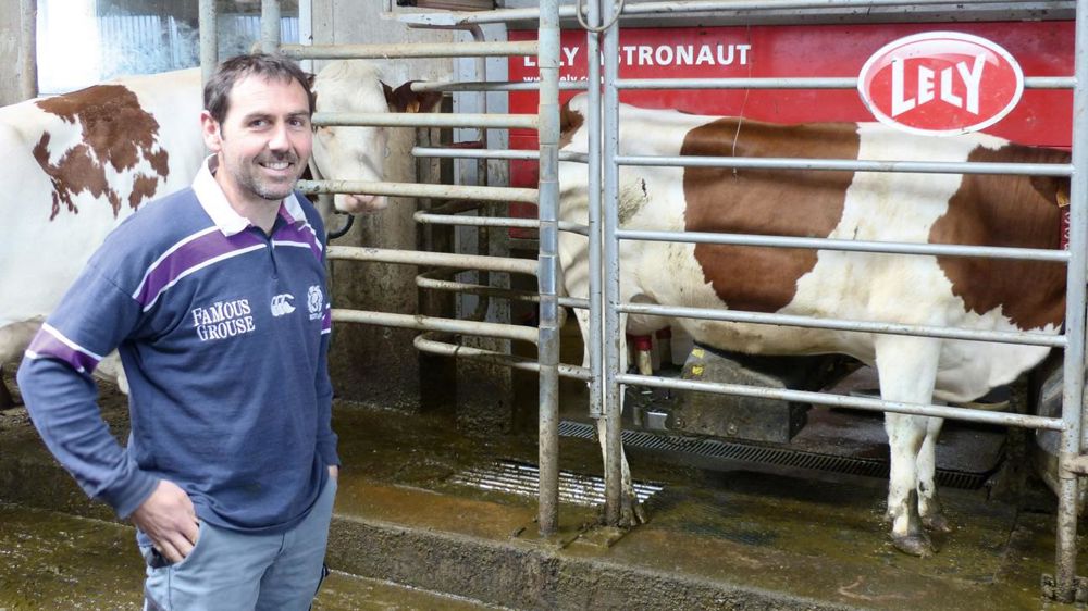 Olivier Forest a mené la réflexion autour de l'achat du robot avec un éleveur voisin pour pouvoir mieux négocier et s'entraider au quotidien.© J.P.