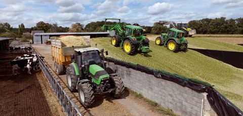 Pas d'ensilage bien tassé (plus de 240 kg de MS /m3) sans poids de tracteur adapté à la vitesse de récolte de l'ensileuse.© THIERRY PASQUET Pas d'ensilage bien tassé (plus de 240 kg de MS /m3) sans poids de tracteur adapté à la vitesse de récolte de l'ensileuse.© THIERRY PASQUET
