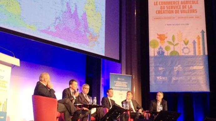 Deux tables rondes ont ponctué le congrès de la FC2A, le 24 novembre à Paris, dont une réunissant des représentants du commerce agricole, de Demeter, du Synacomex, de Soufflet et du ministère de l'Agriculture. © H. LAURANDEL Deux tables rondes ont ponctué le congrès de la FC2A, le 24 novembre à Paris, dont une réunissant des représentants du commerce agricole, de Demeter, du Synacomex, de Soufflet et du ministère de l'Agriculture. © H. LAURANDEL