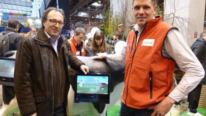 A gauche, Christophe Couroussé, directeur marketing et communication de Terrena et Benoit, un des agriculteurs sentinelles de la terre. © H. LAURANDEL A gauche, Christophe Couroussé, directeur marketing et communication de Terrena et Benoit, un des agriculteurs sentinelles de la terre. © H. LAURANDEL