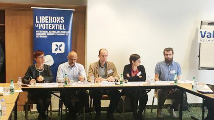 Béatrice Dupont, directrice du développement, Guillaume Chesneau, directeur R & D et Vincent­ Chatellier, responsable technique ruminant chez Valorex, Nathalie Bareille, professeur et Thomas Meignan, doctorant de l'UMR Oniris-Inra Bioépar, lors de la présentation de l'étude le 28 novembre à Rennes. Béatrice Dupont, directrice du développement, Guillaume Chesneau, directeur R & D et Vincent­ Chatellier, responsable technique ruminant chez Valorex, Nathalie Bareille, professeur et Thomas Meignan, 