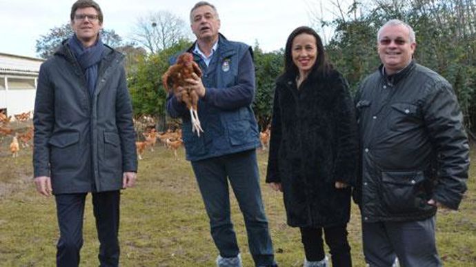 Remi Rocca, directeur des achats-qualité-logistique-environnement de McDonald's France (à gauche), Yves de la Fouchardière, directeur de la Cafel, Samia Martel, responsable commerciale de Cargill Foods France et Paul Lopez, du groupe LDC, lors du lancement des wings label rouge le 30 novembre. © Y. BOLOH Remi Rocca, directeur des achats-qualité-logistique-environnement de McDonald's France (à gauche), Yves de la Fouchardière, directeur de la Cafel, Samia Martel, responsable commerciale de Cargil