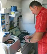 Avec la méthode par qPCR, les résultats issus de la machine d'amplification des fragments d'ADN (boîtier en bas à gauche) apparaissent en temps réel sur le logiciel.© J. P. Avec la méthode par qPCR, les résultats issus de la machine d'amplification des fragments d'ADN (boîtier en bas à gauche) apparaissent en temps réel sur le logiciel.© J. P.