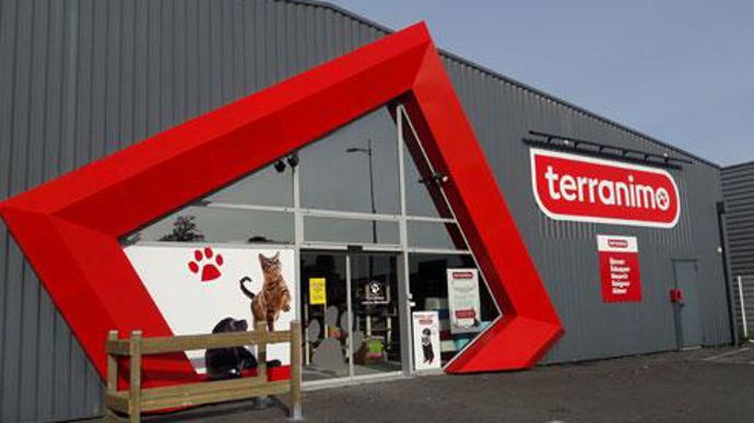  La façade du Terranimo à Vannes, en pleine zone commerciale.  La façade du Terranimo à Vannes, en pleine zone commerciale.