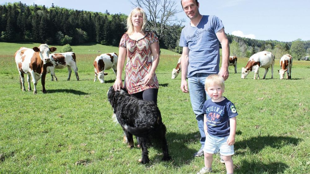 Valérie et David Vivot (sur la photo avec Tom, le plus jeune de leurs trois enfants) tiennent également à concilier vie de l'exploitation et vie de famille et à ne pas se couper de leurs amis qui travaillent en dehors de l'agriculture.© A.B. Valérie et David Vivot (sur la photo avec Tom, le plus jeune de leurs trois enfants) tiennent également à concilier vie de l'exploitation et vie de famille et à ne pas se couper de leurs amis qui travaillent en dehors de l'agriculture.© A.B.
