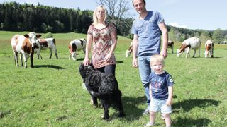 Valérie et David Vivot (sur la photo avec Tom, le plus jeune de leurs trois enfants) tiennent également à concilier vie de l'exploitation et vie de famille et à ne pas se couper de leurs amis qui travaillent en dehors de l'agriculture.© A.B. Valérie et David Vivot (sur la photo avec Tom, le plus jeune de leurs trois enfants) tiennent également à concilier vie de l'exploitation et vie de famille et à ne pas se couper de leurs amis qui travaillent en dehors de l'agriculture.© A.B.