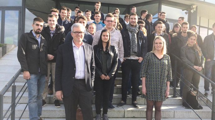 Au premier plan, devant les jeunes alternants accueillis lundi 6 novembrepar Triskalia, Frédéric Soudon, DRH du groupe, et Marine Kermarrec,adjointe GEPC et en charge de l'alternance.H. LAURANDEL