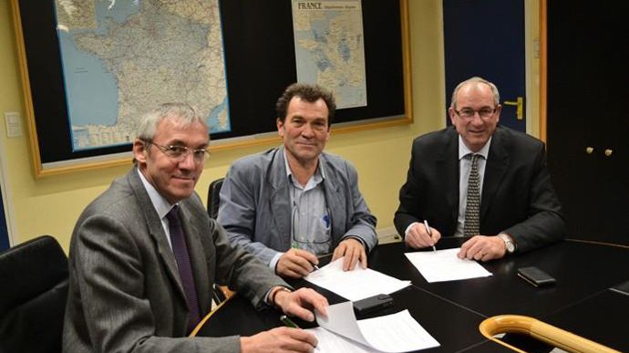 De gauche à droite, les trois présidents, Etienne Henriot de Capserval, Jean-Marie Pautard de Cocebi et Gérard Delagneau de 110 Bourgogne, signent la convention entre les trois coops.