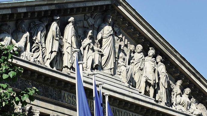 Le projet de loi a été adopté avec 335 voix pour 559 votants.Y. TALENSAC